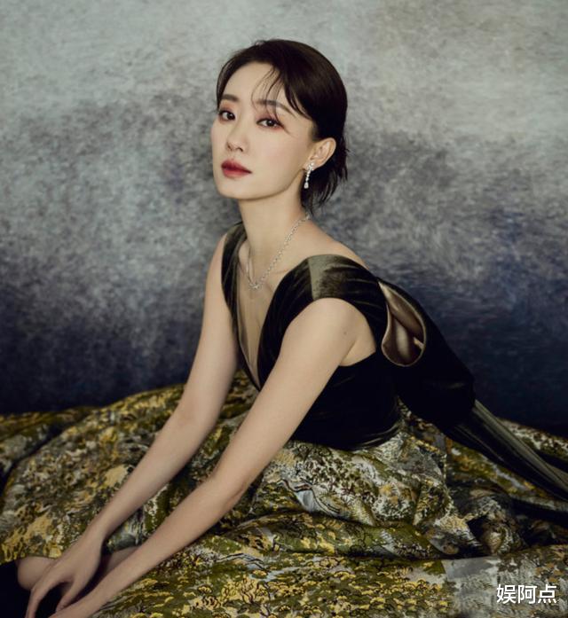 张小斐|金鸡红毯秀大比拼：李宇春林允佟丽娅“翻车”，张小斐秀出古典美