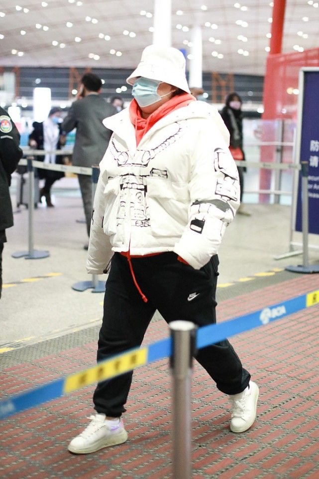 贾玲|贾玲虽胖但是会穿，红花绿裙轻松走红毯，气质碾压“影后”张小斐