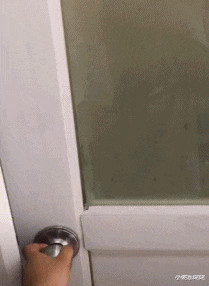 |“办公室女老板桌子上发现了个塑胶棒，这是什么棍子？”哈哈哈快藏起来