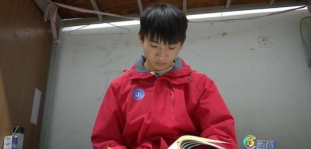 家政|父母年过半百外出打工供3孩上大学 24岁小伙儿苦练技能 不负青春
