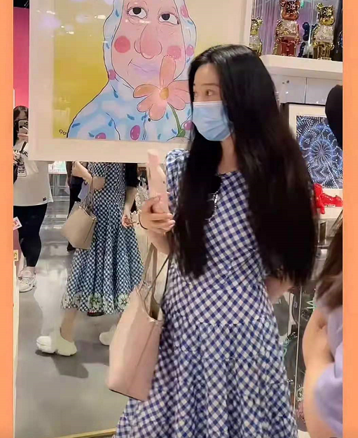 时尚风行派|39岁范冰冰真是爱扮嫩！穿格纹裙逛街跟路人没差别，巨星风采不再