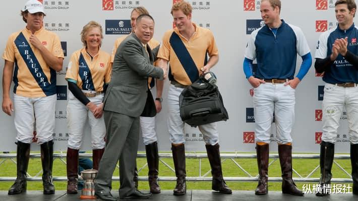  财大气粗的千亿富豪，花20亿成为李嘉诚的邻居，结果一天损失800亿