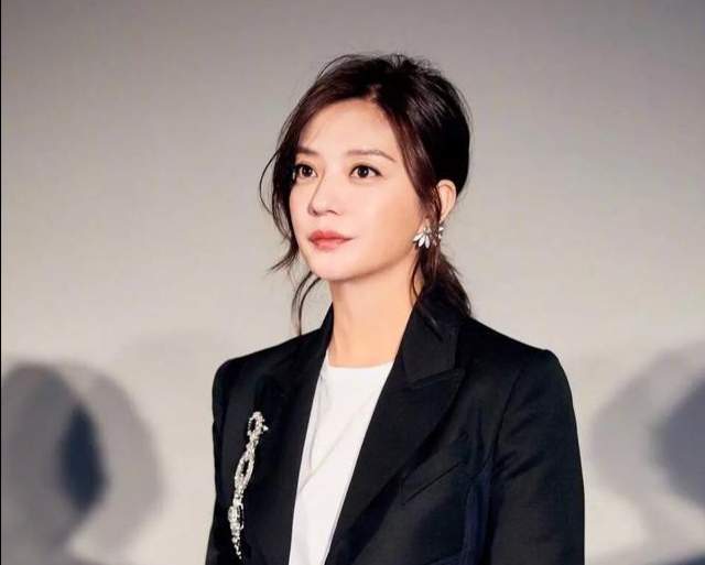 赵薇|赵薇超话被封禁，综艺、影视剧全网下架，黄晓明删除与赵薇的信息