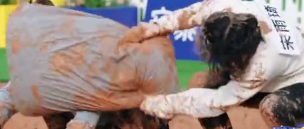 宋雨琦|宋雨琦砸baby脸吐口水后，后台拿开水倒助理，有后台撑腰做事嚣张