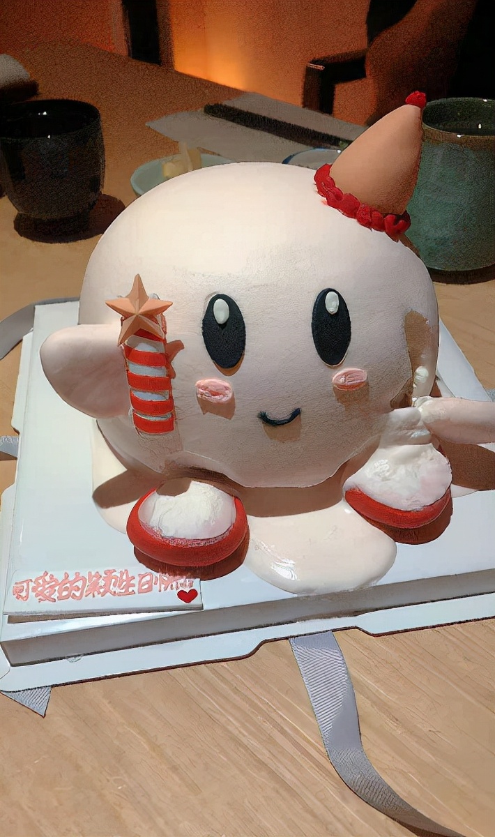 赵丽颖|赵丽颖离婚后更少女了！两帅哥陪过生日，她穿黑T学金鱼嘟嘴超萌