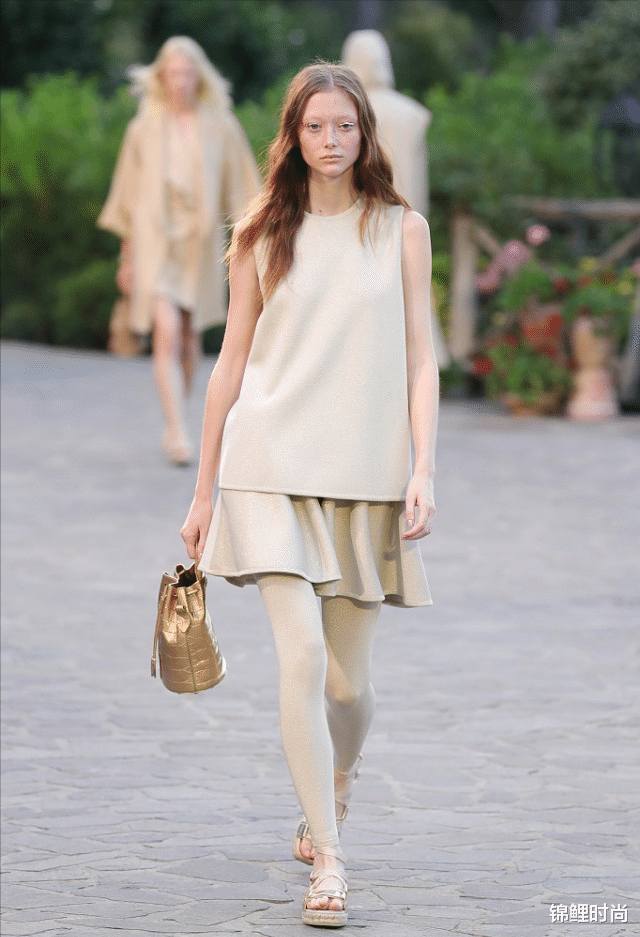 锦鲤时尚|Max Mara 2022早春系列抢先解读，粉配红成潮流，敢穿才有范儿
