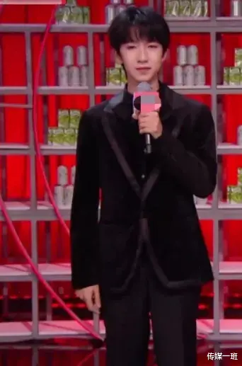 冯巩|沸腾之夜磨皮过重，明星脸部轮廓模糊，但仍遮不住肖战的黑眼圈