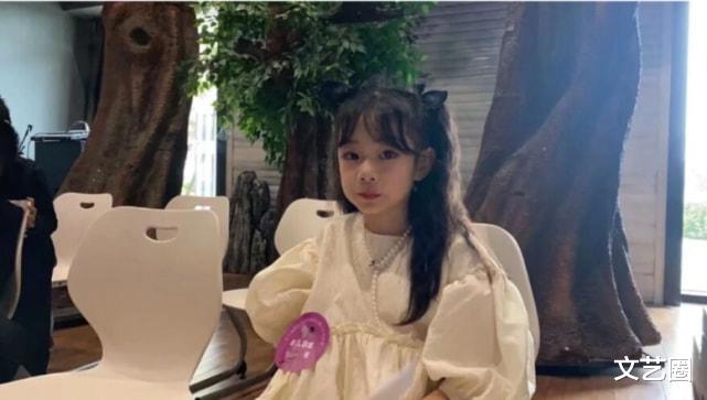 戚薇|戚薇女儿参加钢琴比赛照片曝光，褪去婴儿肥气质大变，穿公主裙乖巧可爱