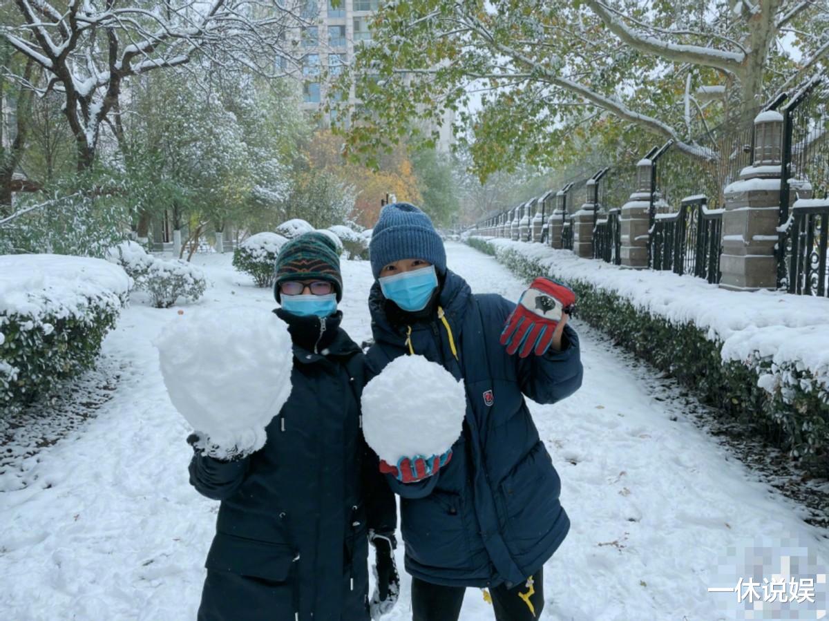 白百何|白百何懒理“二胎”风波，和儿子在小区堆雪人，母子两人笑得开怀