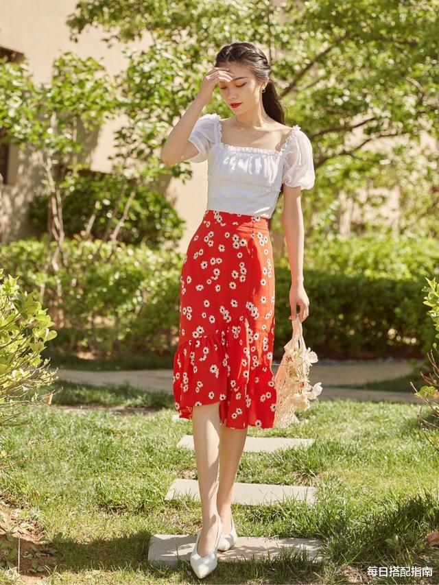 每日搭配指南|收起你的裤子吧!今夏流行:“短上衣+半身裙”,时髦显瘦显气质