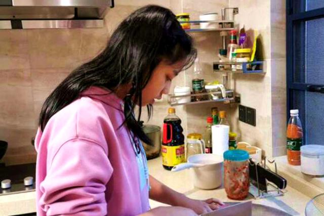 入住三年多，90后小姐姐家里“窗明几净”，看到她家厨房：真高级