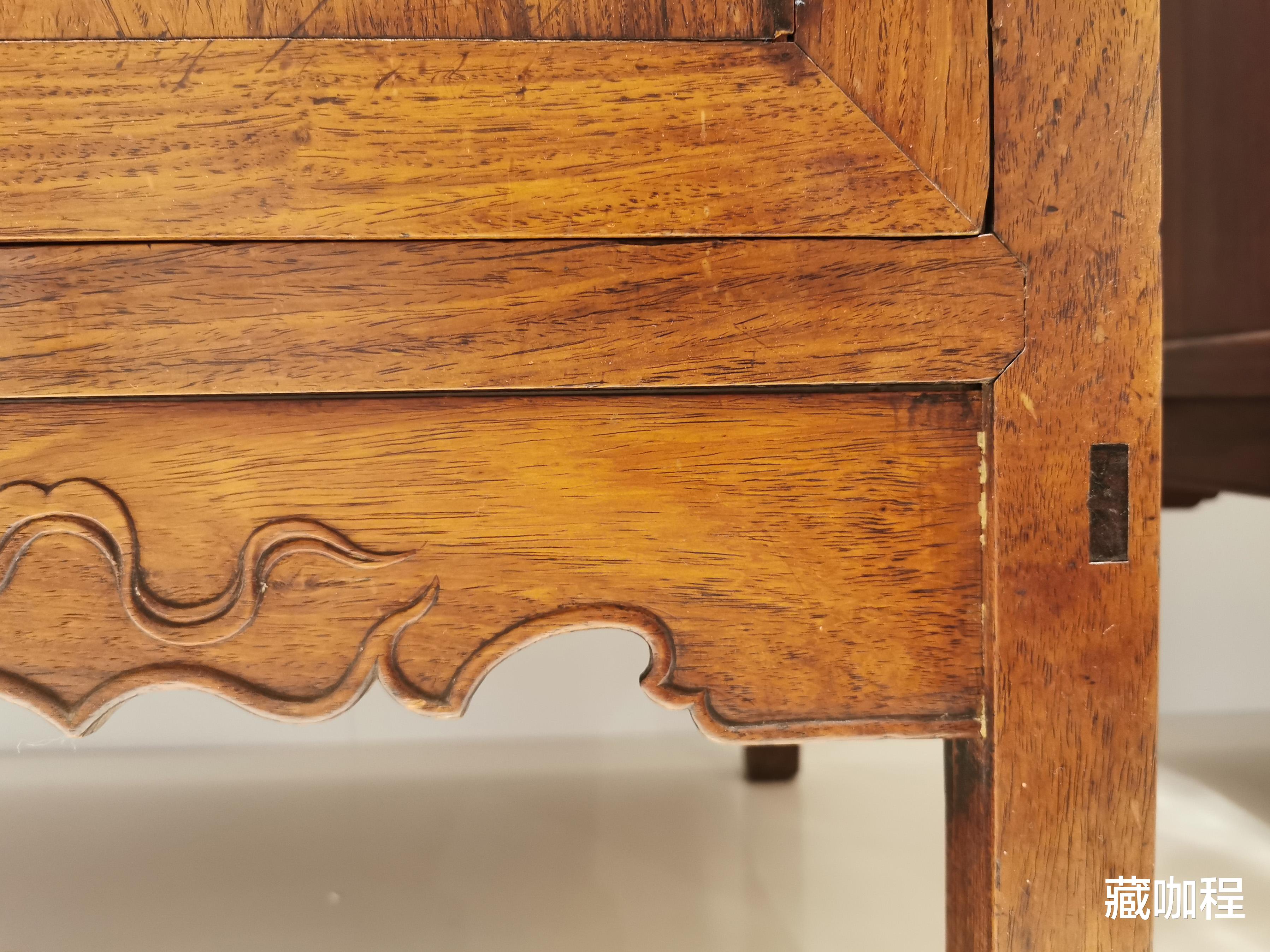 壸门舒展、卷草飘逸,黄花梨方角柜工手不凡