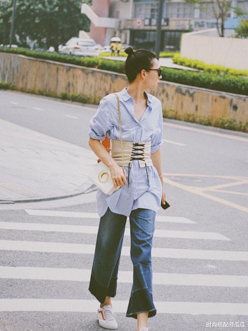 时尚搭配师瓜瓜 今年穿衬衫别再“塞裤腰”了！学学这3种“显瘦穿法”，实用洋气