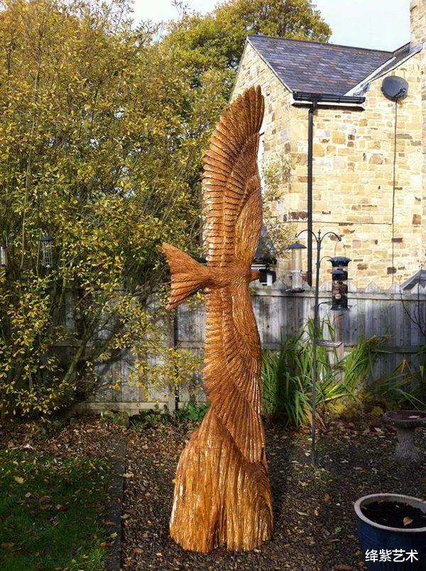 |他拿着电锯去森林，直接用电锯在树上雕刻，?锯出能生长的木雕