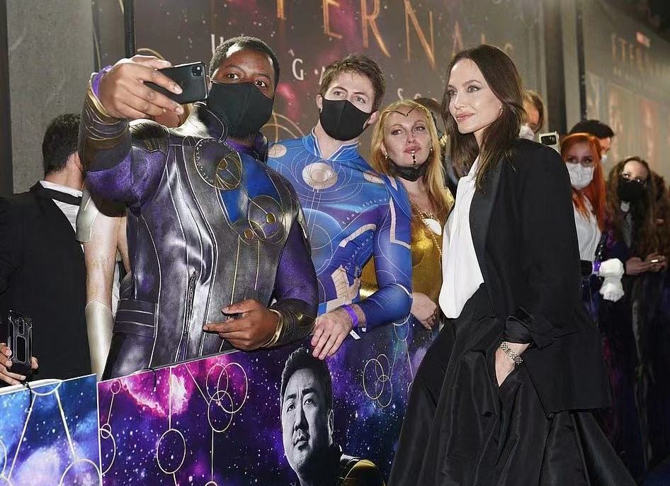 全球时尚风行 女神朱莉一晚连换两套造型美翻！黑白配艳压群芳，绿色长衫显飘逸