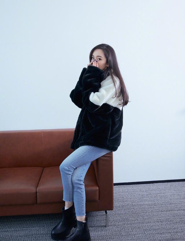 杨幂|杨幂蓝色美甲被解读成示爱魏大勋?粉丝:就一个美甲,至于吗?