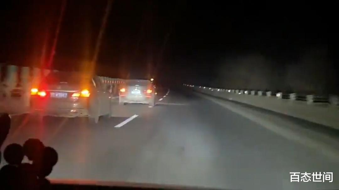百态世间 鸡西两辆私家车在高速上并排行驶对后车恶意别车，持续了几十公里
