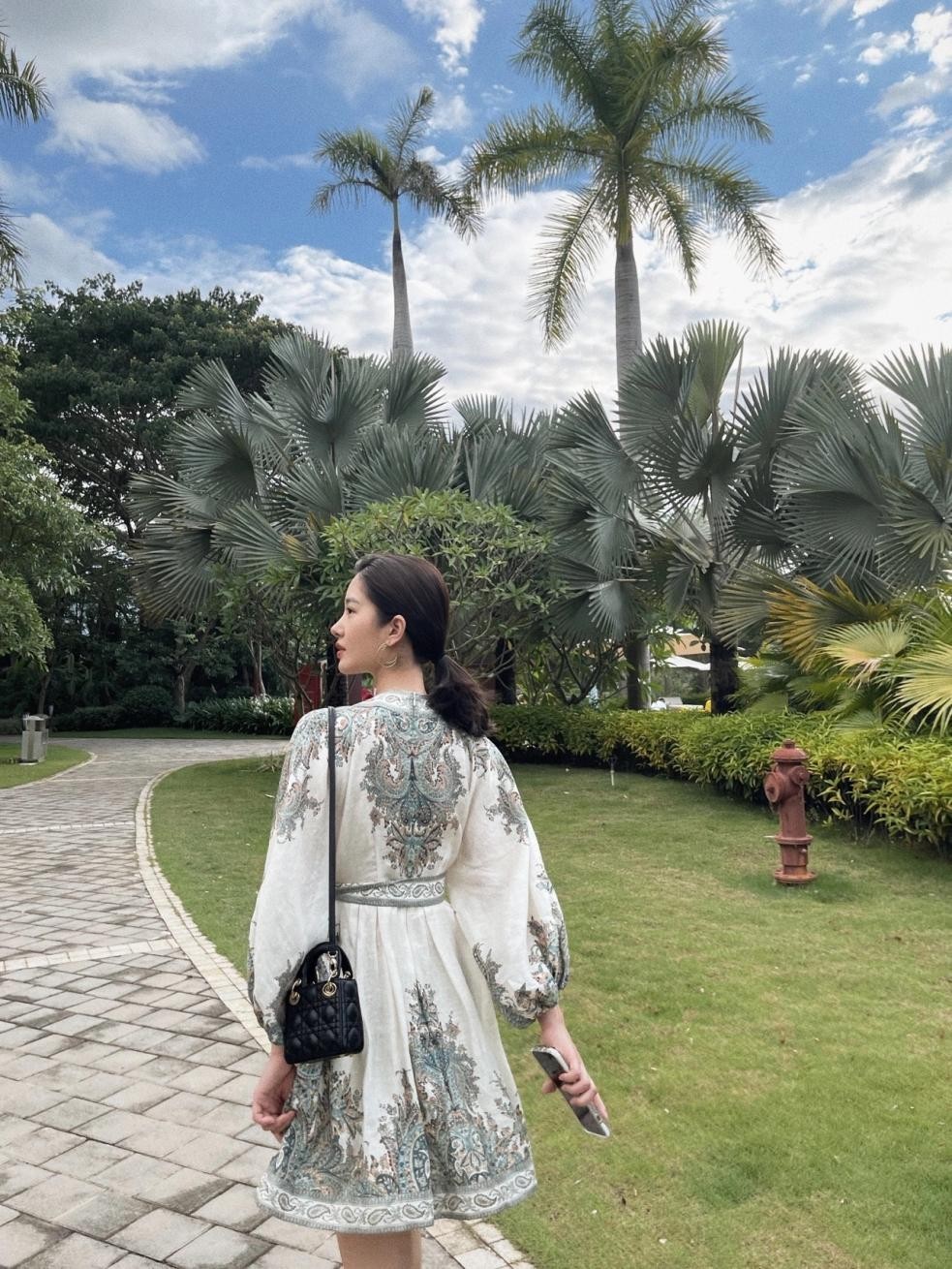 BiuFashion|28岁阔太杨采钰近期私服，法式风格简约高级，休闲裙也要配Dior