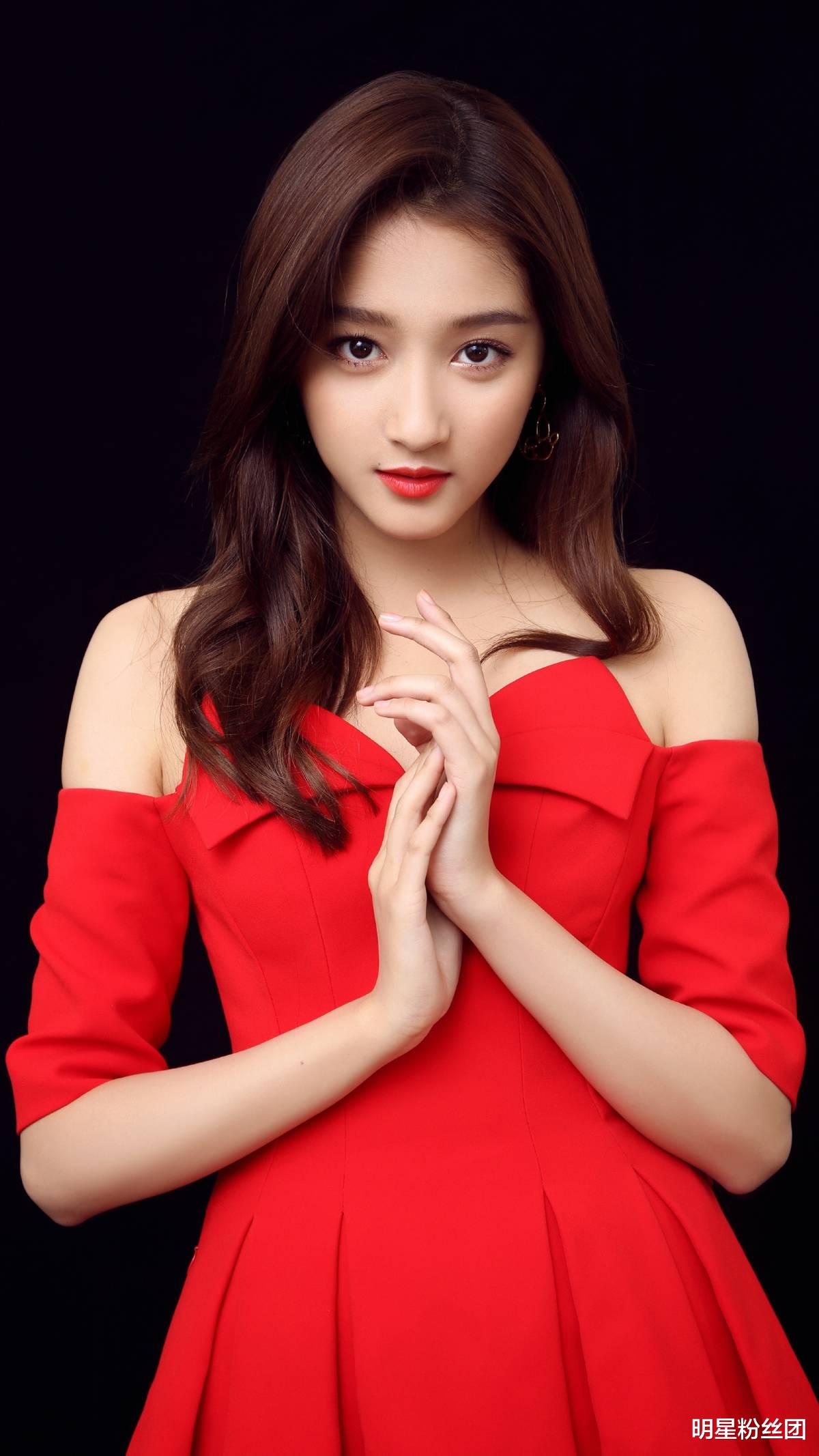 关晓彤|关晓彤最新营业照曝光，真的瘦了很多，95后小花还有她的位置吗