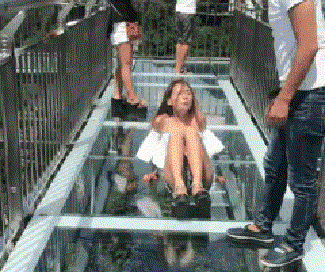 护肤品 “看了30年新闻联播,才知道主持人后面放那么多电视的原因!”