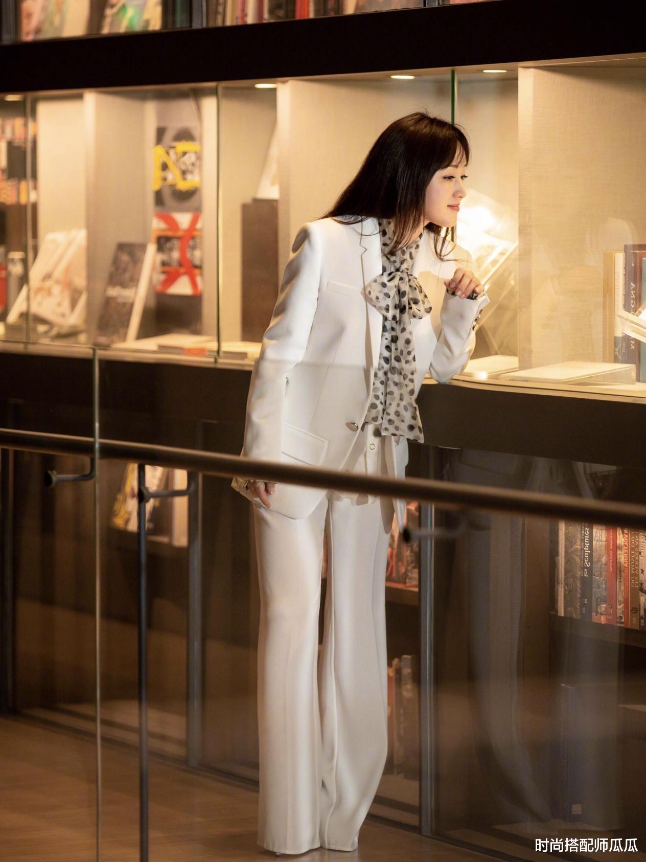 穿衣搭配|杨钰莹真够自信的，走机场大玩“下衣失踪”，奶奶年纪还穿的像少女