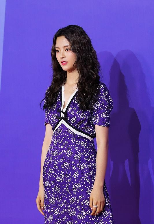 发型 杨超越的发量让人羡慕了，一头羊毛卷发显脸真小，看着还挺可爱的