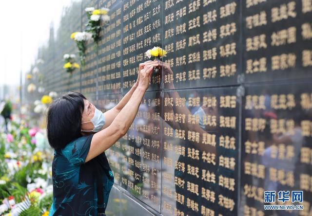 生活充满知识|唐山大地震45周年：纪念墙前寄哀思