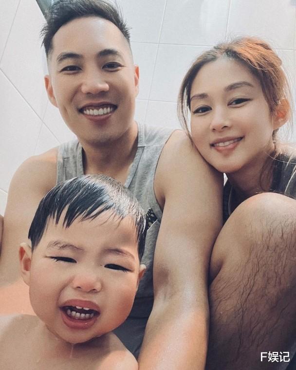 张哲瀚|TVB花旦与大儿子牵手散步享受周末 老公亲自拍摄多张妻儿温馨合影