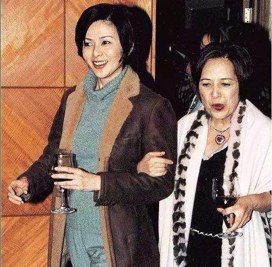 蔡少芬|17岁最年轻港姐，替母还债屈身富豪，蔡少芬如何一手烂牌逆风翻盘