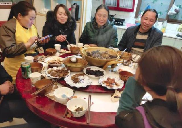 李傻飘 艰难时刻尽量别找亲戚借钱,因为最不希望你过得比他好的,往往就是亲戚