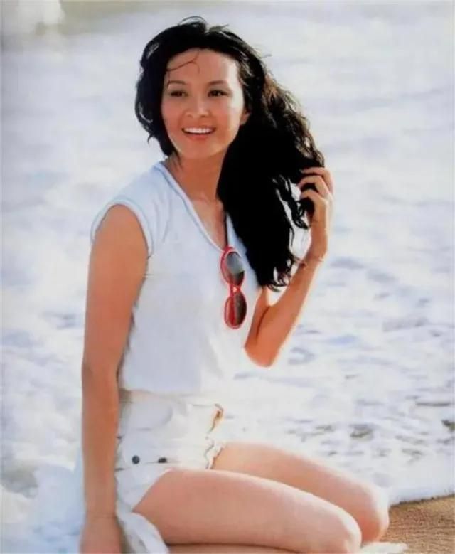 方舒|演员方舒，离婚后独自抚养两个女儿19年，和普通百姓没两样