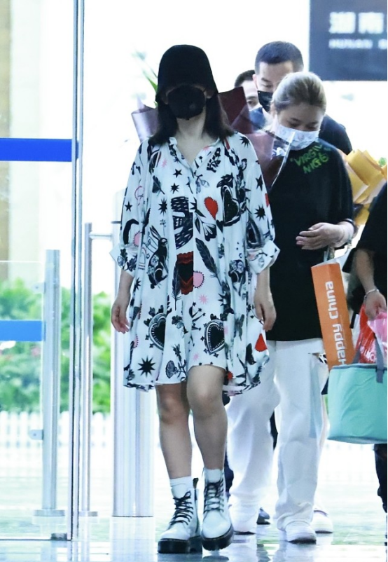 BiuFashion|40岁的谢娜很会往年轻了穿,休闲装也有灵气,裙子展现女人味