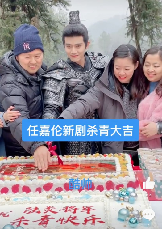 陈小纭|任嘉伦《请君》杀青，身穿铠甲军装帅气无敌，李沁送花拥抱告别