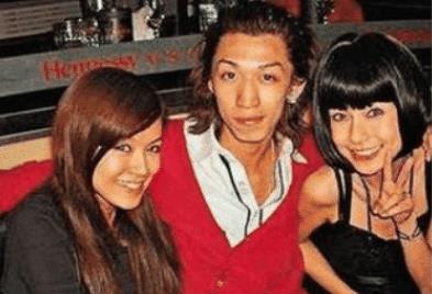 10年前baby日本出道舊照曝光，被男性用酒瓶懟臉，強裝笑意比耶合影-圖4
