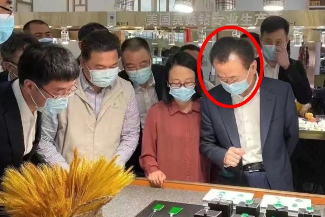 突厥|王思聪当街上演霸道总裁戏码,掐着美女脖子强势带她坐六百万豪车