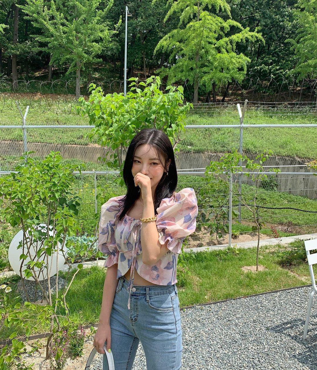 一个爱穿搭的小马甲|夏日通勤搭配典范：短袖衬衫与牛仔裤的完美配合，气质又时髦