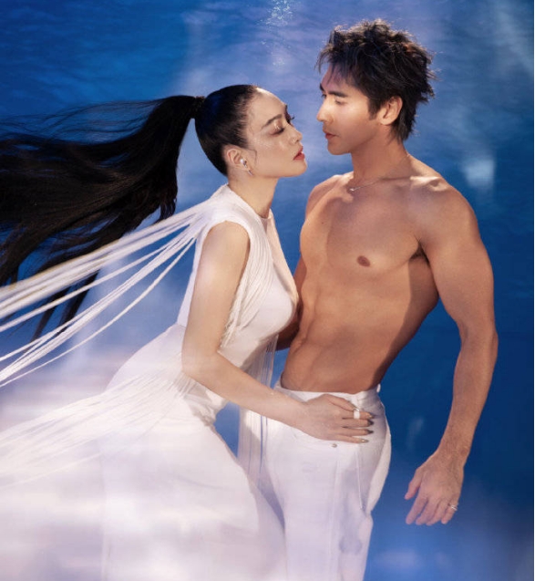 张伦硕|钟丽缇与老公甜蜜拍大片，身材傲人气氛暧昧，张伦硕裸上身秀腹肌