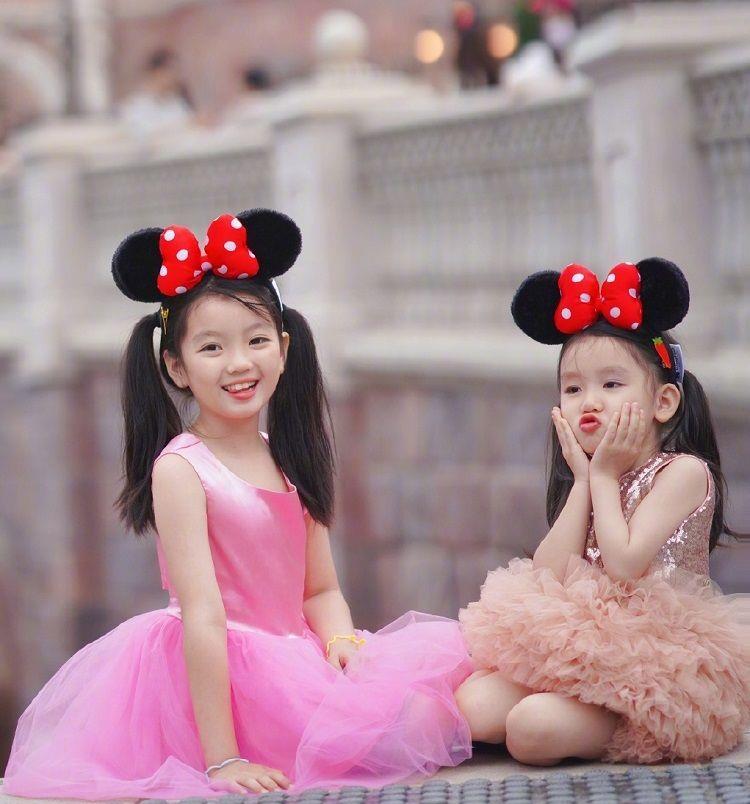 阿拉蕾|9岁阿拉蕾晒近照,和妹妹一起拍照很可爱,姐妹们好像共用一张脸