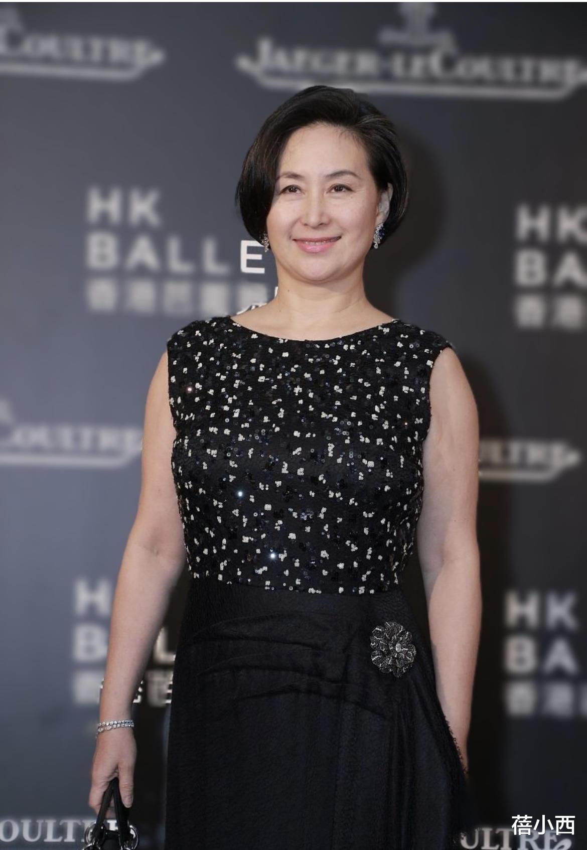 蛋糕裙|何超琼穿出了60后女性羡慕的贵妇感，薄纱蛋糕裙配短发，高贵优雅