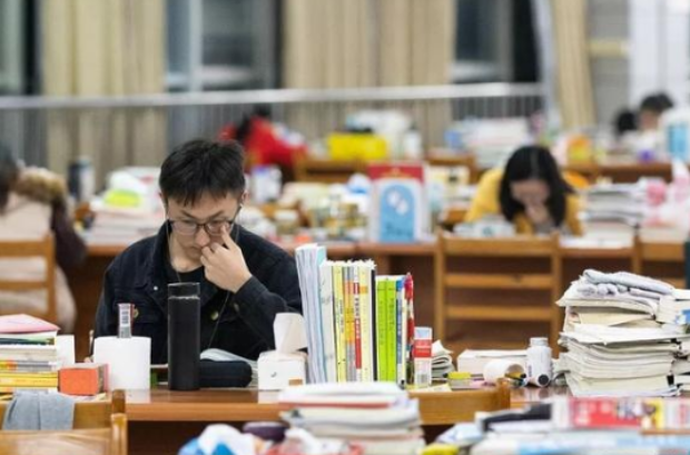|研究生“内卷”多严重？研一学生实力吐槽，网友：看样子就知道了
