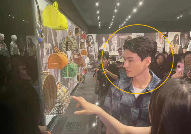 龚俊|龚俊参加LV秀，活动生图曝光，高冷男神无疑，但一开口全露馅了