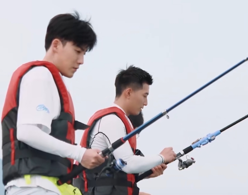 |《追星星的人》窦骁不会钓鱼却坚持又执着,吴奇隆看不下去亲手教学