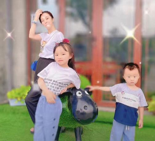 奇奇|郭威带全家逛古城，让奇奇悦悦体验童年快乐，网友：悦悦太有气质