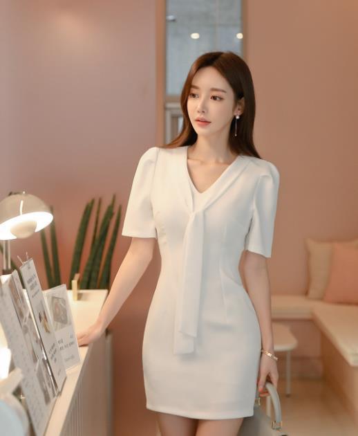 心壹文学|女神孙允珠高清时尚搭配：浅云曼妙晓雾雪朵翻领连衣裙