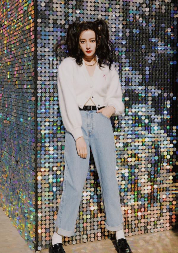 迪丽热巴|迪丽热巴有多敢？上衣和裙子仅靠三条细带，秀出“巴掌腰”贼撩人