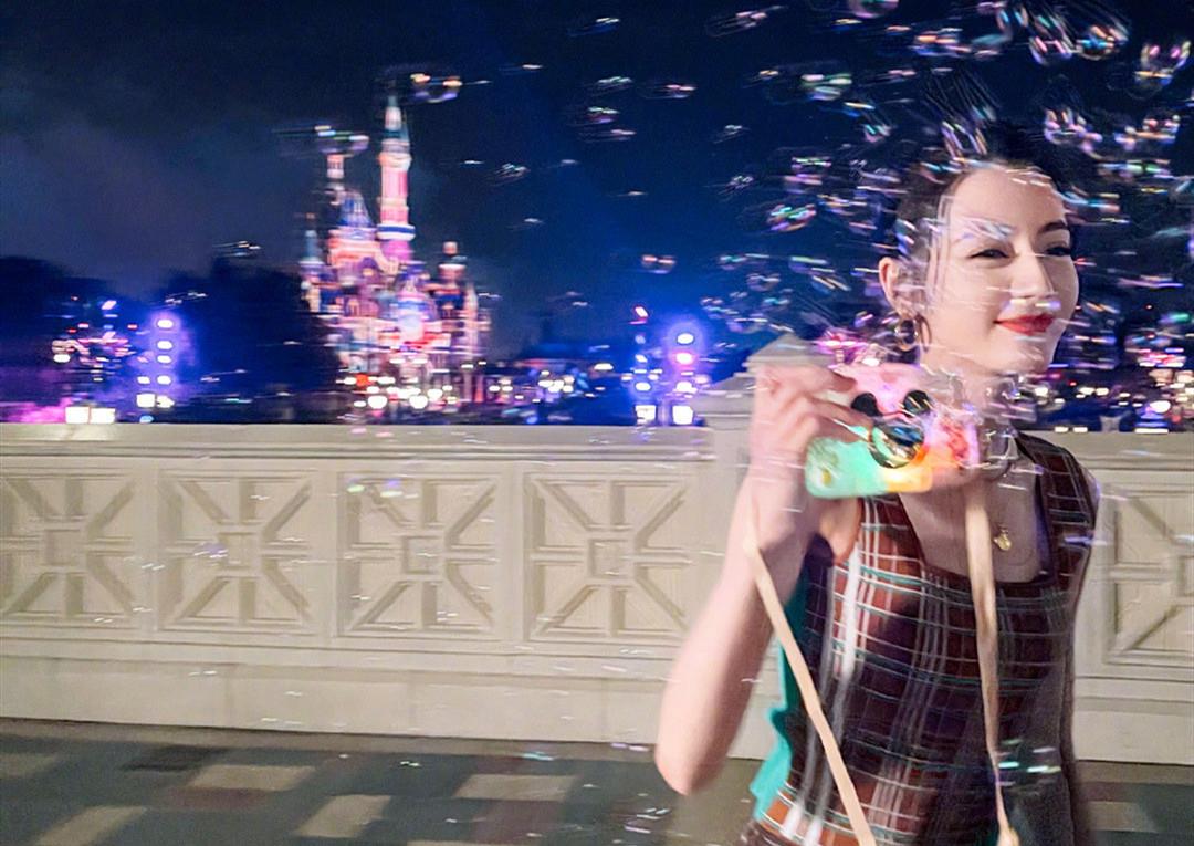 方脸妹说时尚|迪丽热巴游迪士尼,穿“儿童背心”腰细似塔尖,玩泡泡变在逃公主