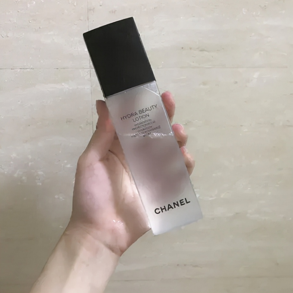 补水保湿 化妆水推荐：深入毛孔，补水保湿，水润佳人，青春精彩。