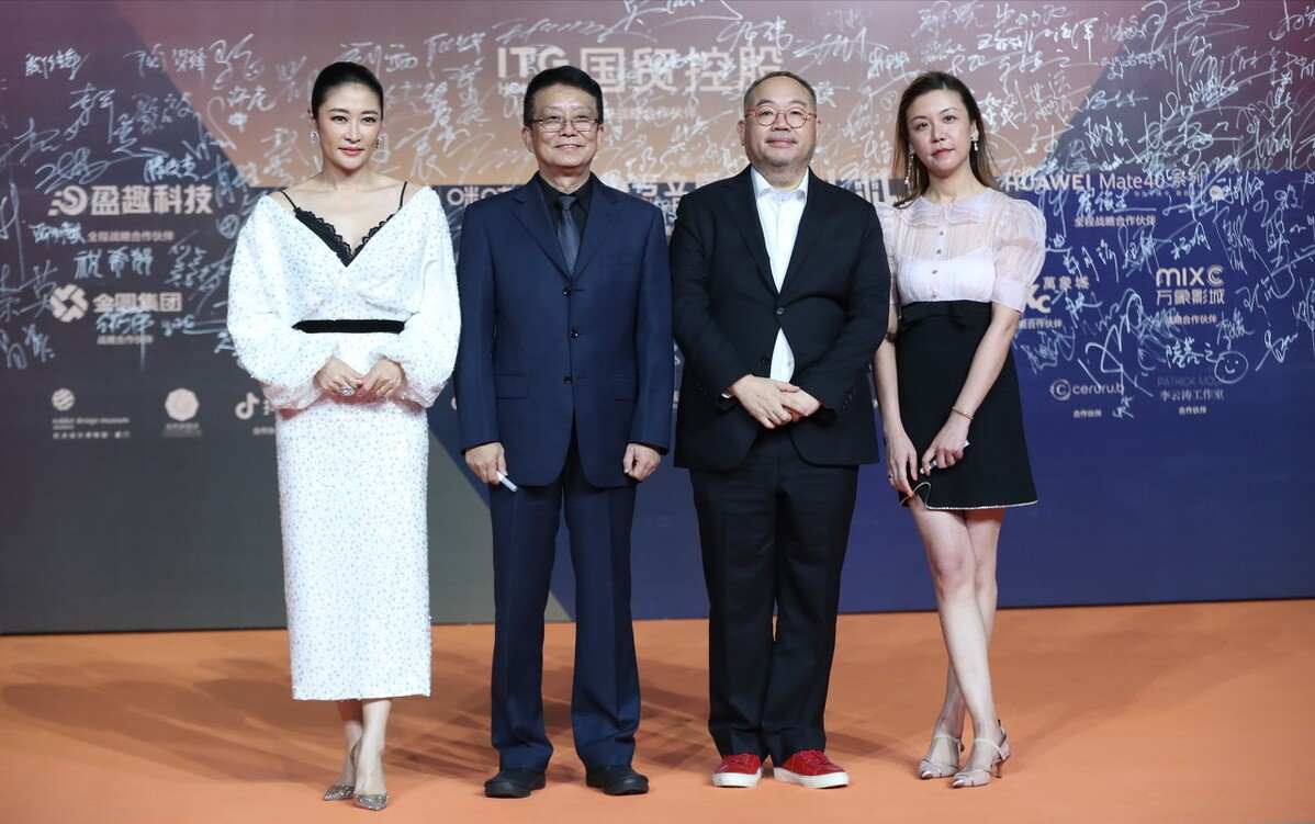 BiuFashion|梁静的气质和别人真不一样，霸气十足的形象很配管虎，挺恩爱的