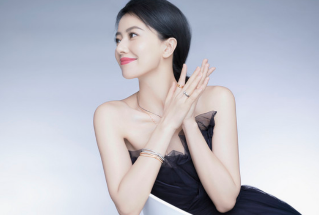 高圆圆|41岁高圆圆私下拍美照！肩带意外滑落反应迅速，手捂胸口防走光