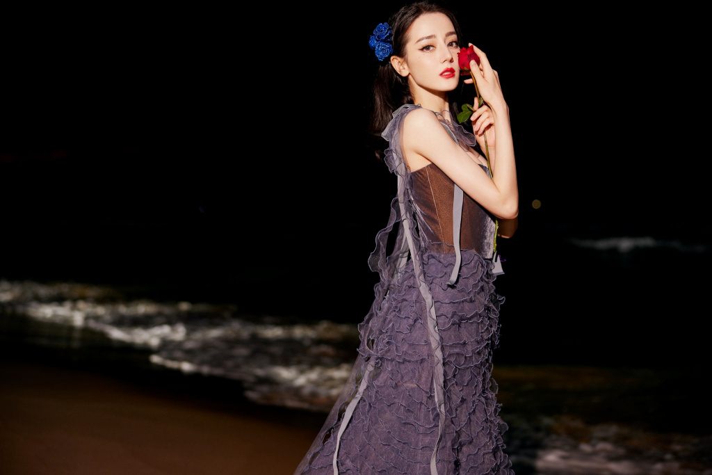 迪丽热巴|热巴晒过冬照，穿毛衣妆容精致如人间芭比，袜子包裤腿个性十足